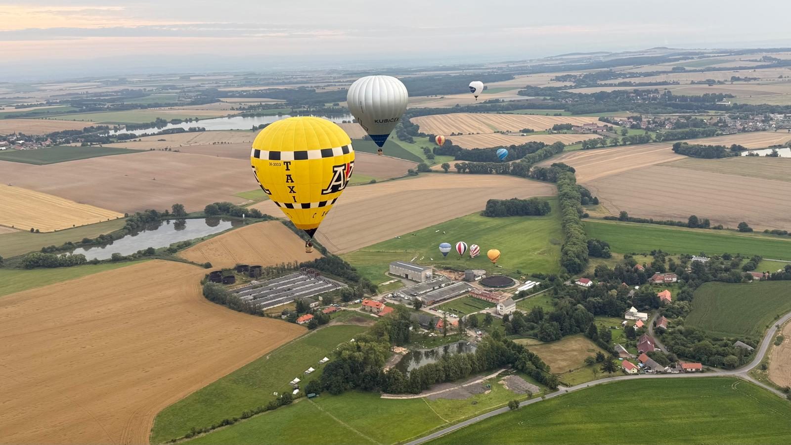 ranní start balonu – balonová fiesta Farma Bláto