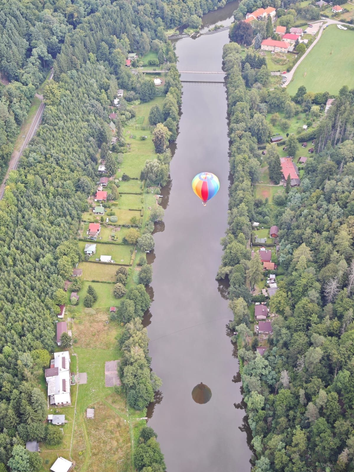 výhled z balonu na Farmu Bláto a okolí