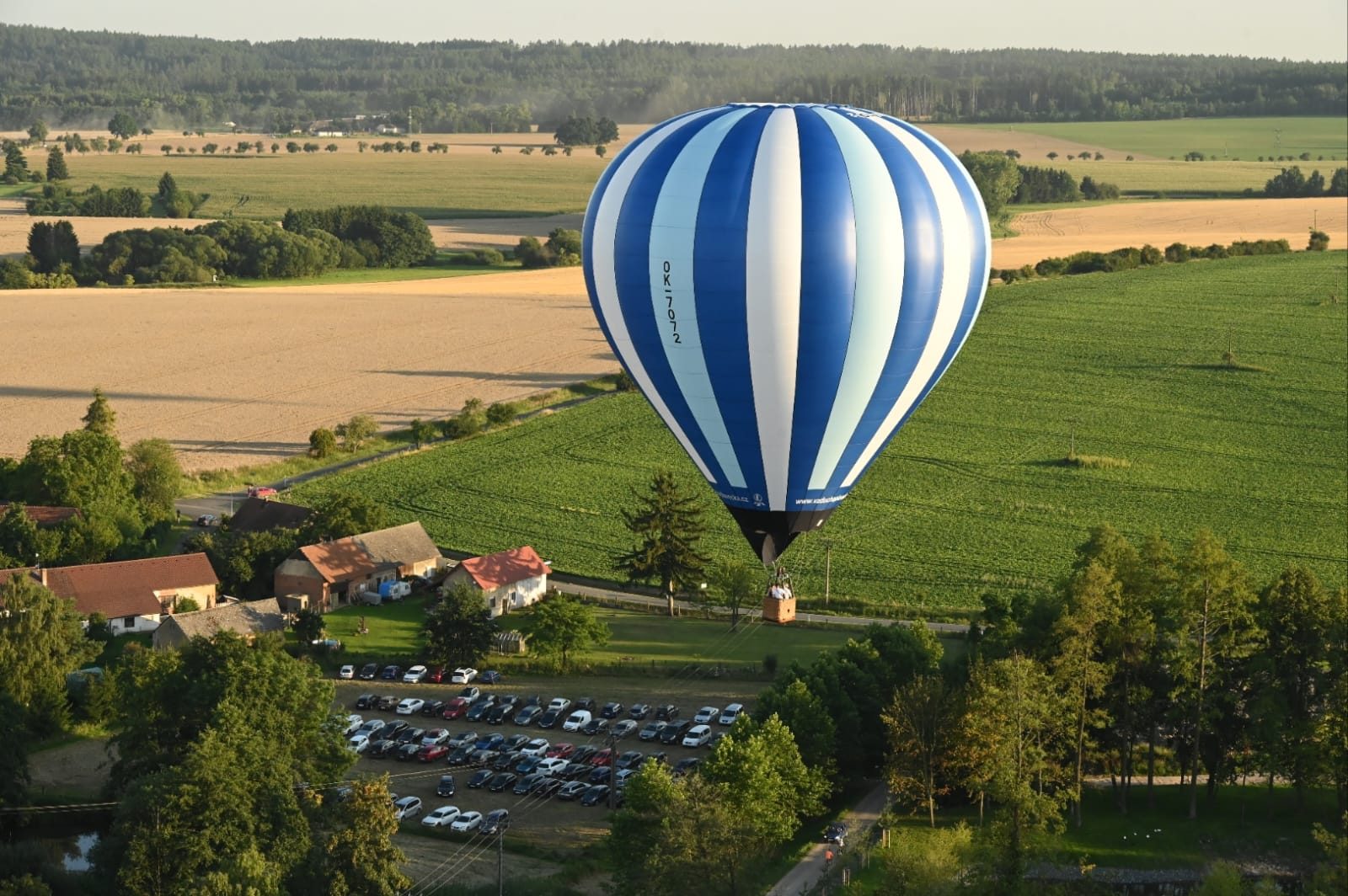 horkovzdušný balon nad Farmou Bláto v noci