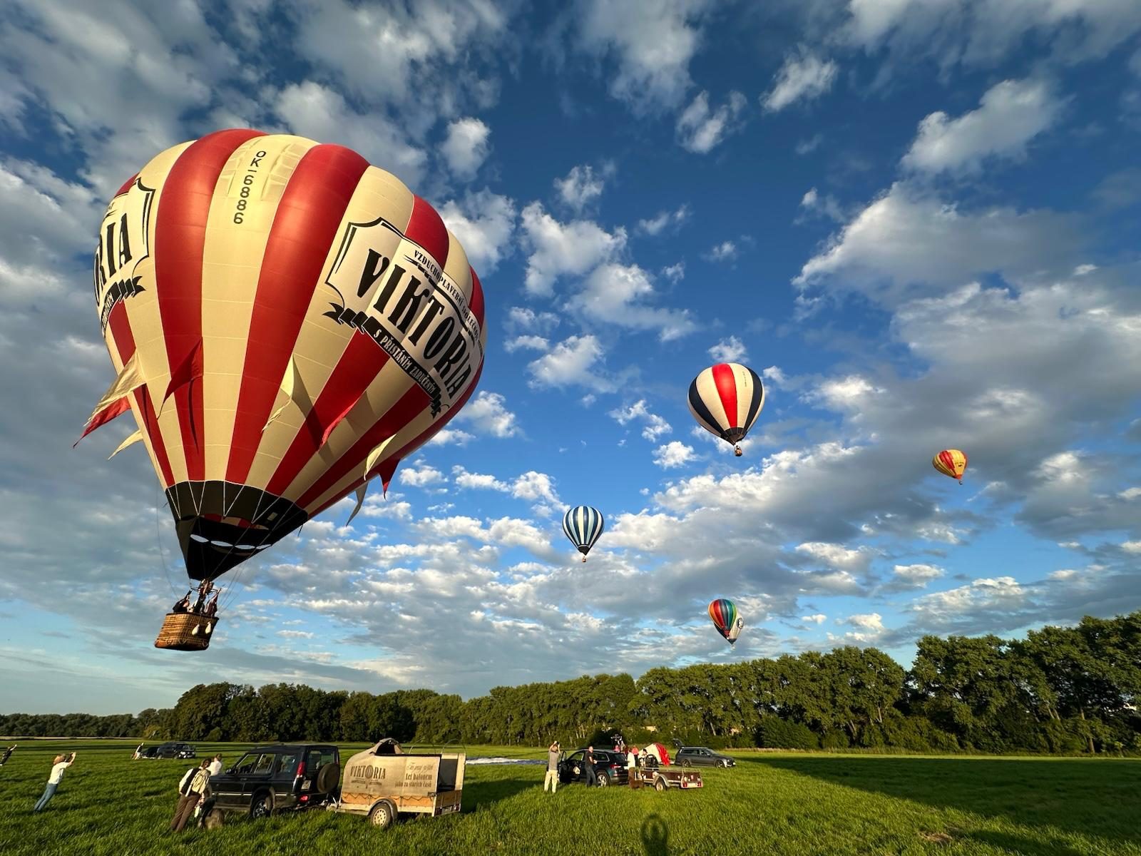 horkovzdušné balony nad středočeskou krajinou