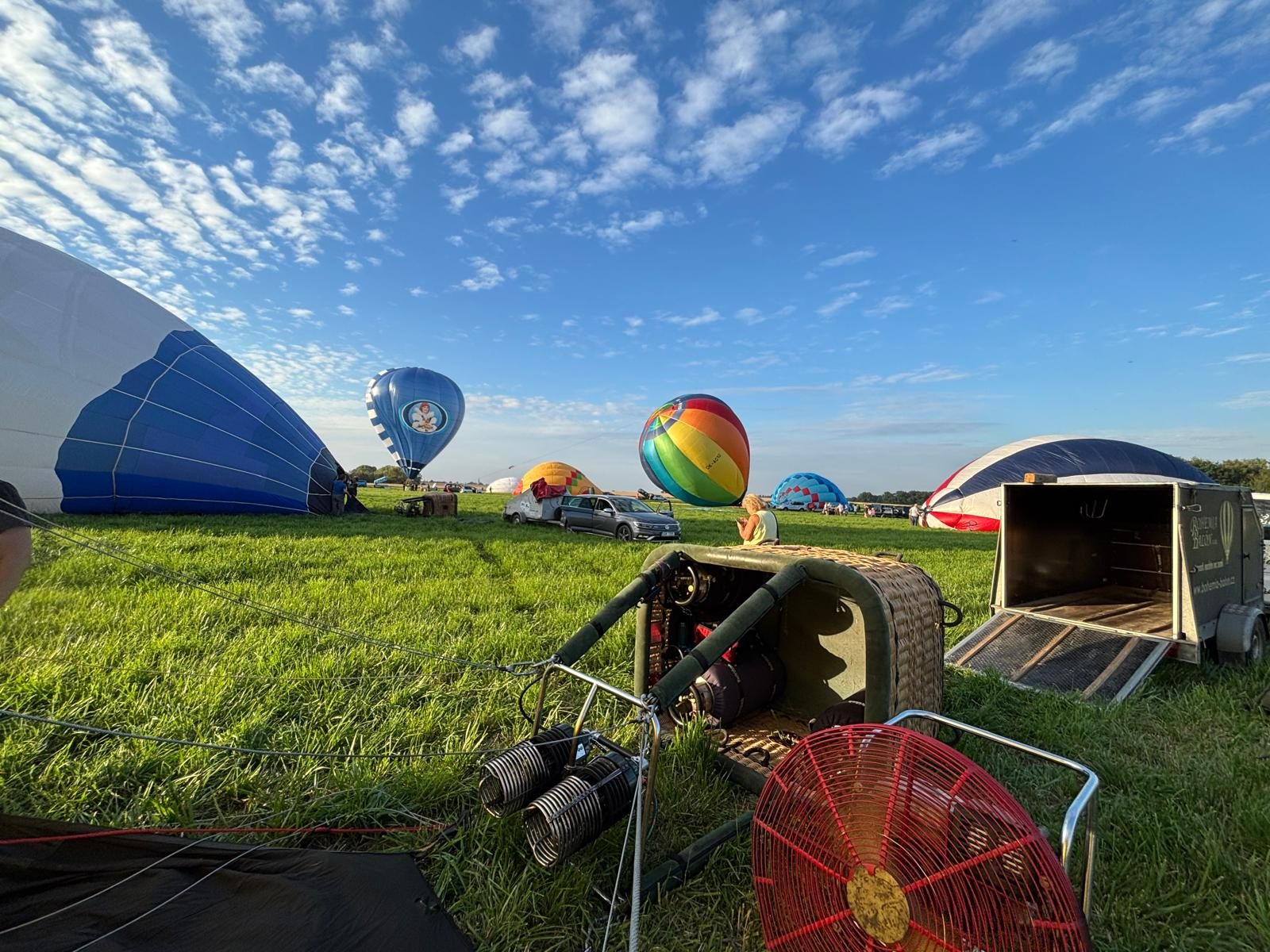 ranní start balonů nad Farmou Bláto 2025